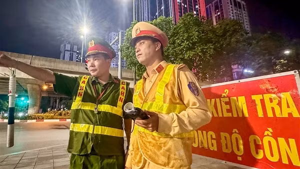 Cảnh sát cắm chốt xuyên đêm xử lý tài xế vi phạm nồng độ cồn