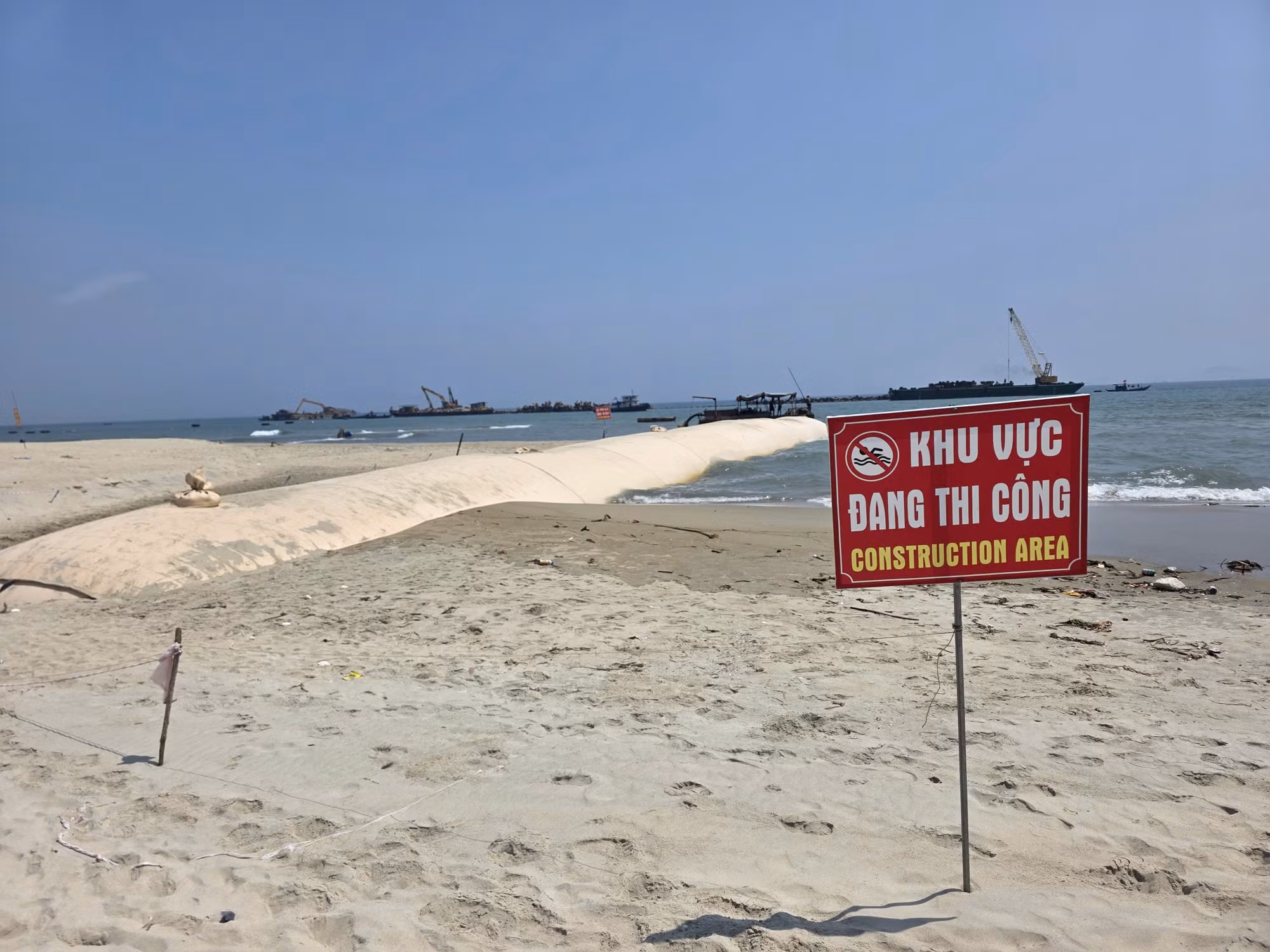 Đà Nẵng: “Kè chắn sóng nghìn tỷ ở Cửa Đại, thực hư thông tin ‘đổ chất thải’ xuống biển?” -0