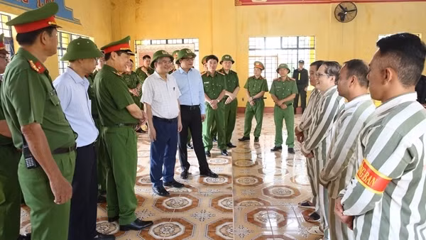Đoàn công tác Văn phòng Chủ tịch nước kiểm tra công tác đặc xá tại Trại giam Tống Lê Chân