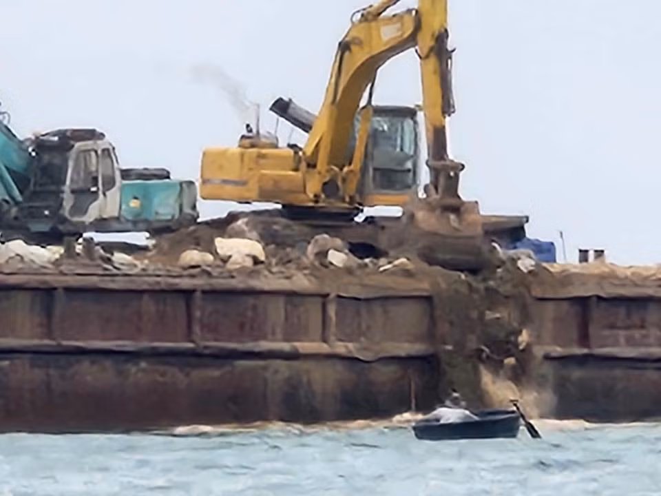 Đà Nẵng: “Kè chắn sóng nghìn tỷ ở Cửa Đại, thực hư thông tin ‘đổ chất thải’ xuống biển?” -0