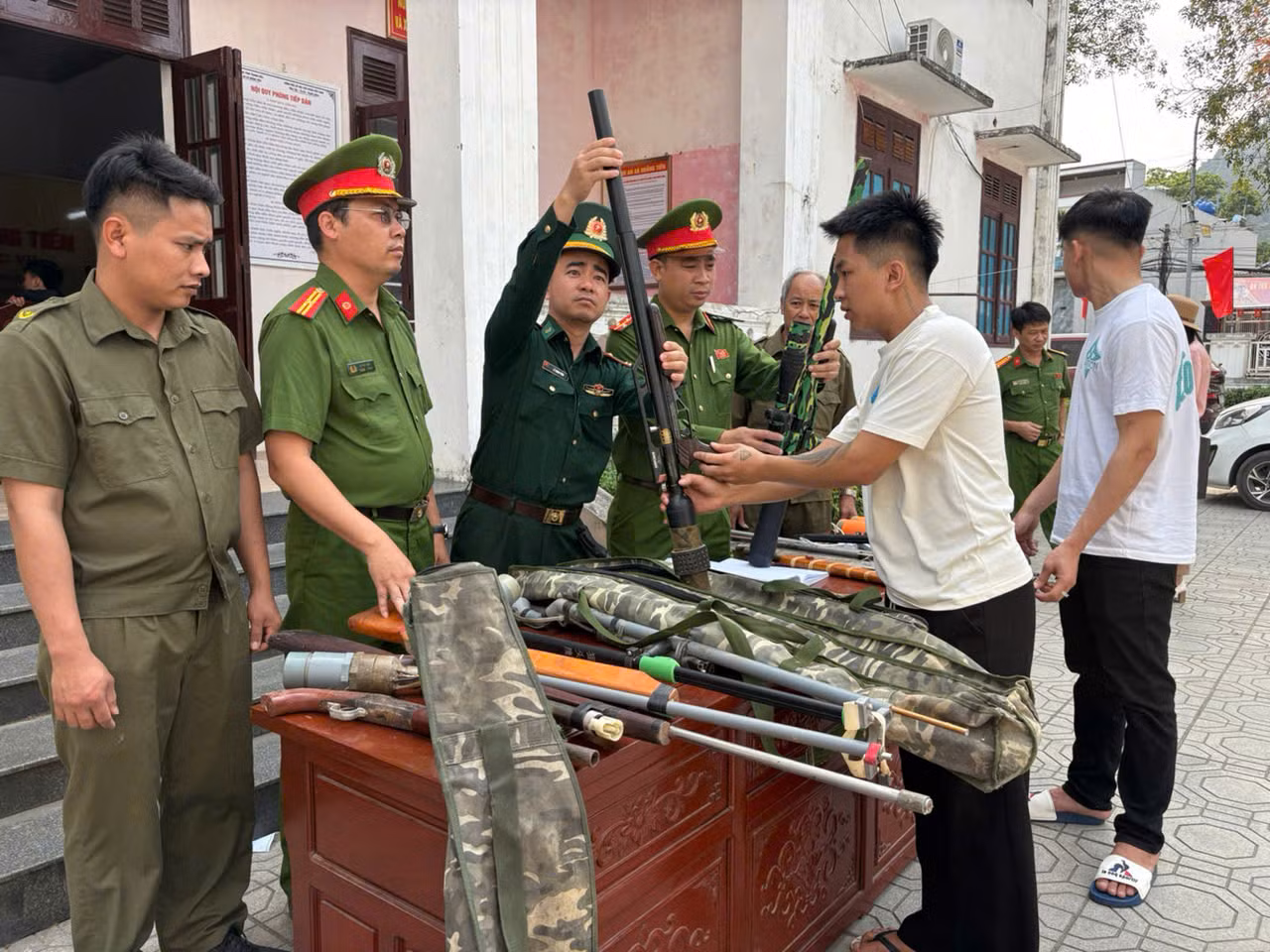 Cách làm hay trong công tác vận động, thu hồi 6930 khẩu súng -1