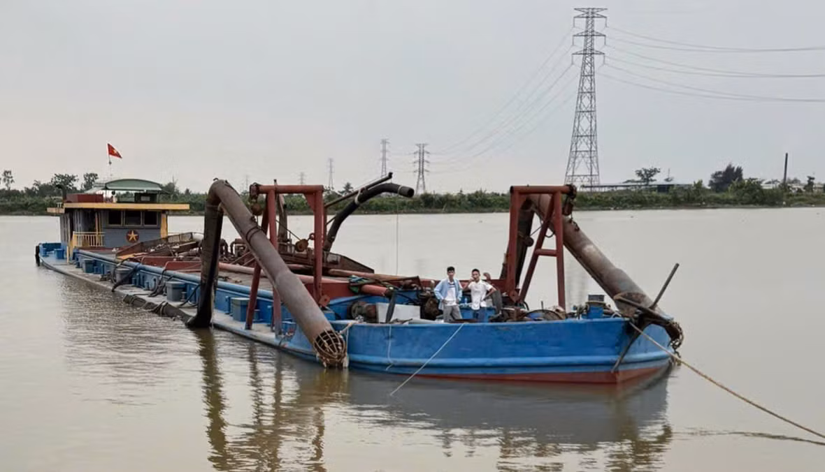 Công an tỉnh Ninh Bình tìm chủ của chiếc tàu khai thác cát trái phép trên sông Hồng -0