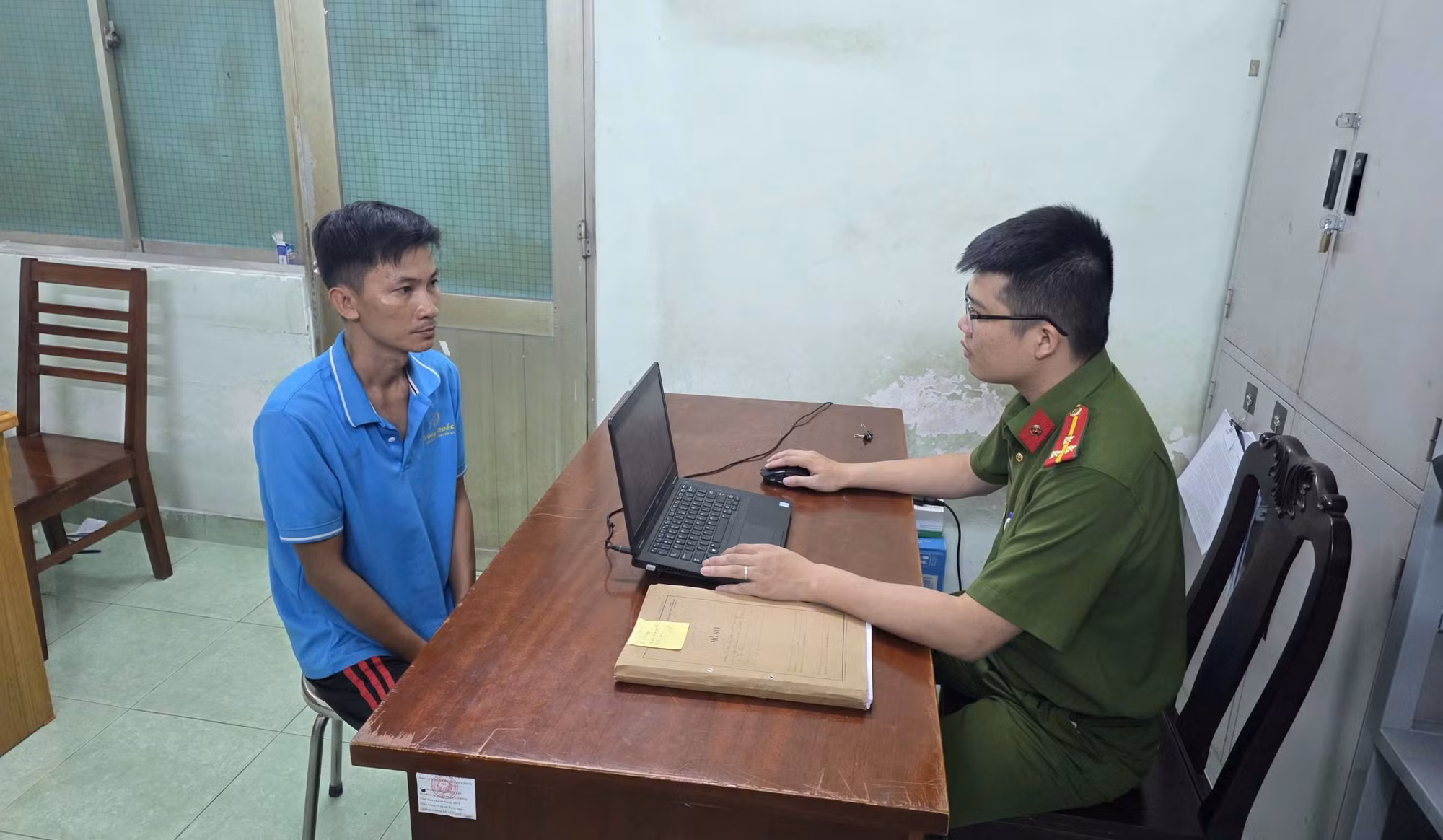 Tạm giữ khẩn cấp “cha dượng” đánh con riêng của vợ -1