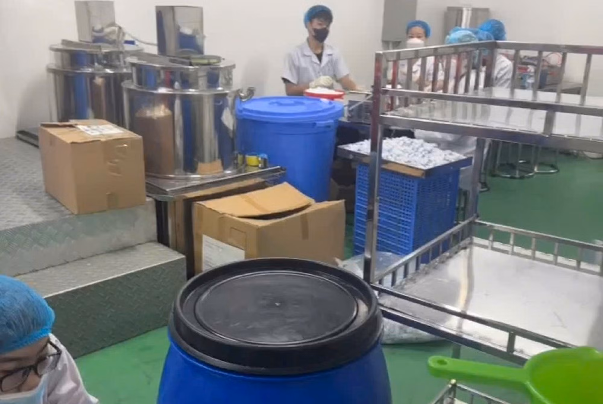 Triệt phá ổ sản xuất hàng giả núp bóng doanh nghiệp -0