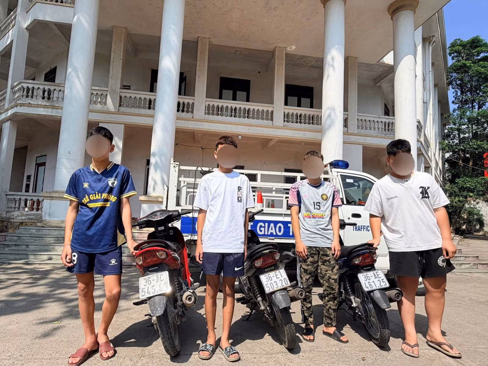 Xử phạt gần 50 triệu đồng nhóm thanh thiếu niên “đánh võng” trên QL1A -0