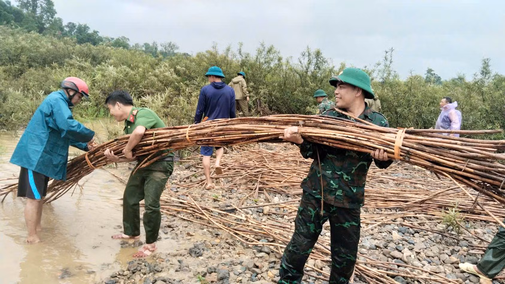 Lực lượng Công an dầm mình giúp dân khắc phục hậu quả giông lốc -0