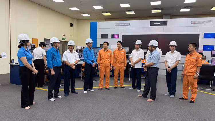 Công đoàn EVNGENCO1 thăm hỏi, động viên người lao động Công ty cổ phần Nhiệt điện Quảng Ninh -0