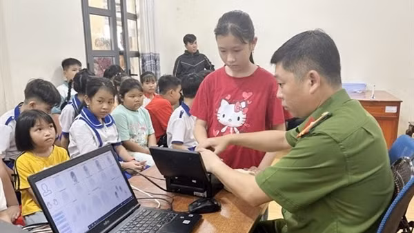 Công an Cà Mau xuyên lễ cấp căn cước cho học sinh và trẻ em