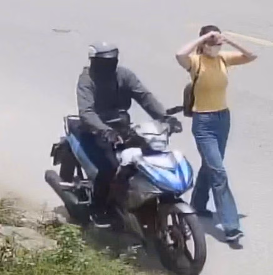 Nhảy qua tủ kính vẫn không bắt kịp 