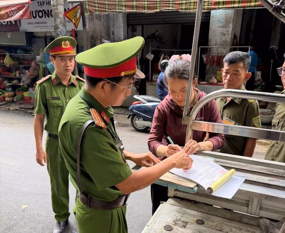 Quyết tâm lập lại trật tự đô thị: “Cuộc chiến” không khoan nhượng với vi phạm lòng, lề đường -1
