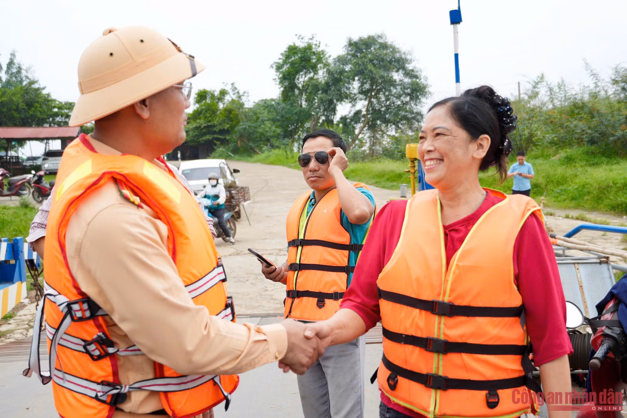 Quản lý chặt bến ngang sông, khách chưa mặc áo phao sẽ không được xuất bến ảnh 2 Siết chặt quản lý bến khách ngang sông, khách chưa mặc áo phao sẽ không được xuất bến -0