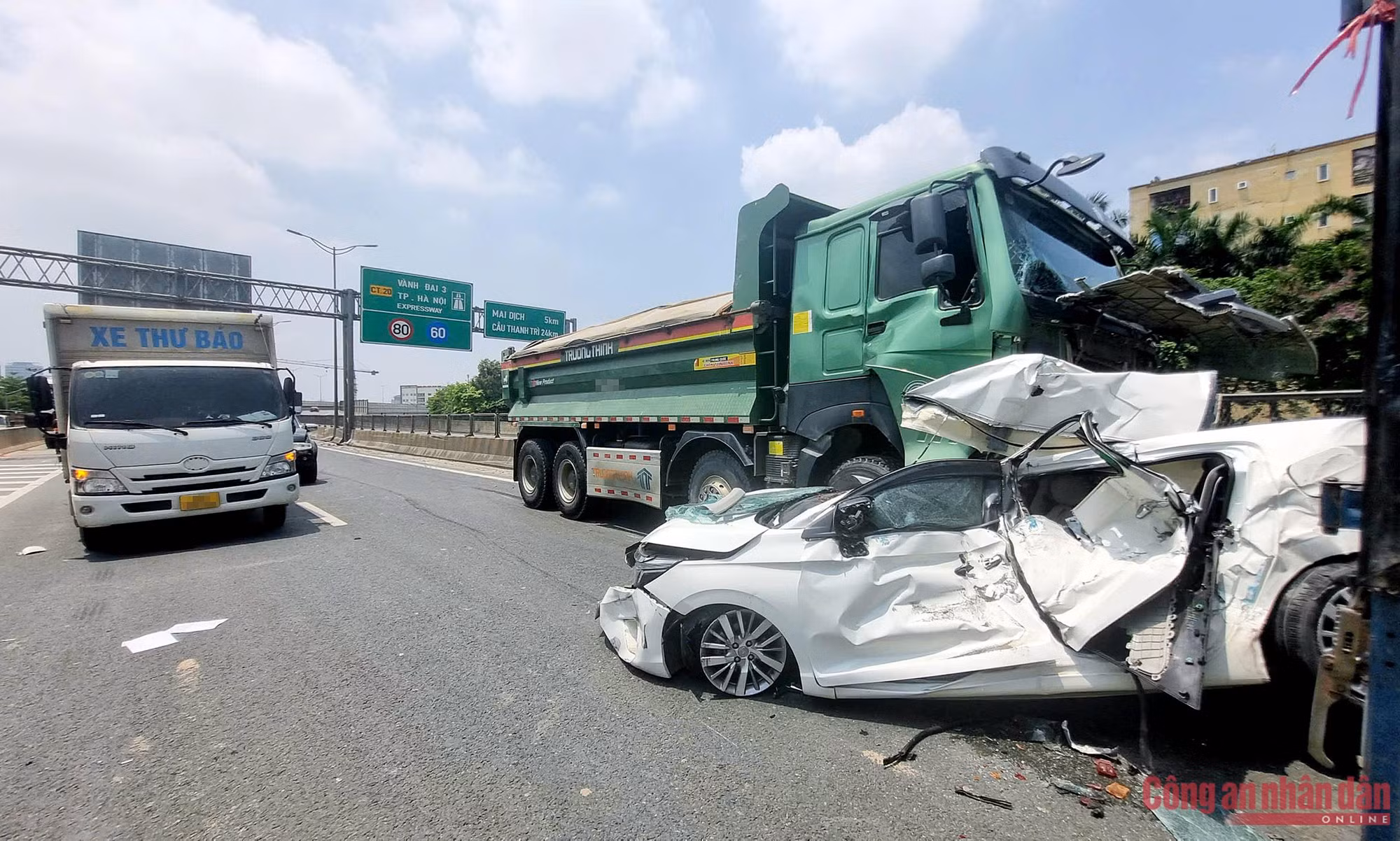 Hàng loạt ô tô dồn toa ở Hà Nội, xe con bị "vò nát" ảnh 2 t.jpg -0