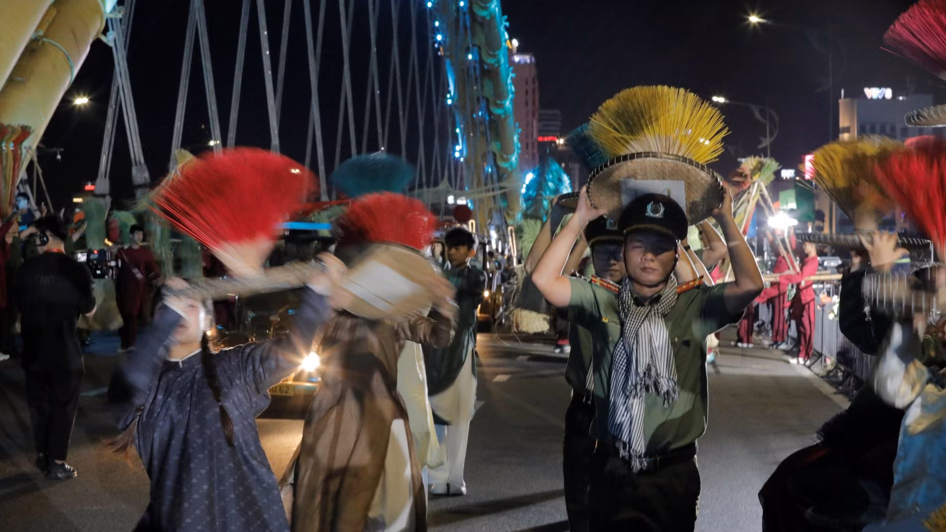 Hợp luyện cho Gala “Tổ quốc bình yên”: Khi nghệ thuật mang dáng hình người chiến sĩ -1