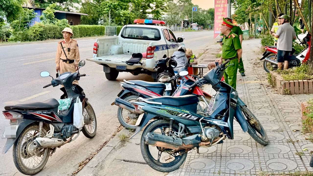 Giữ bình yên từ những con đường ở vùng quê “đất lửa” -0