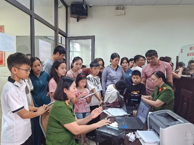 Công an Nghệ An xuyên lễ cấp căn cước và định danh điện tử cho trẻ em -0