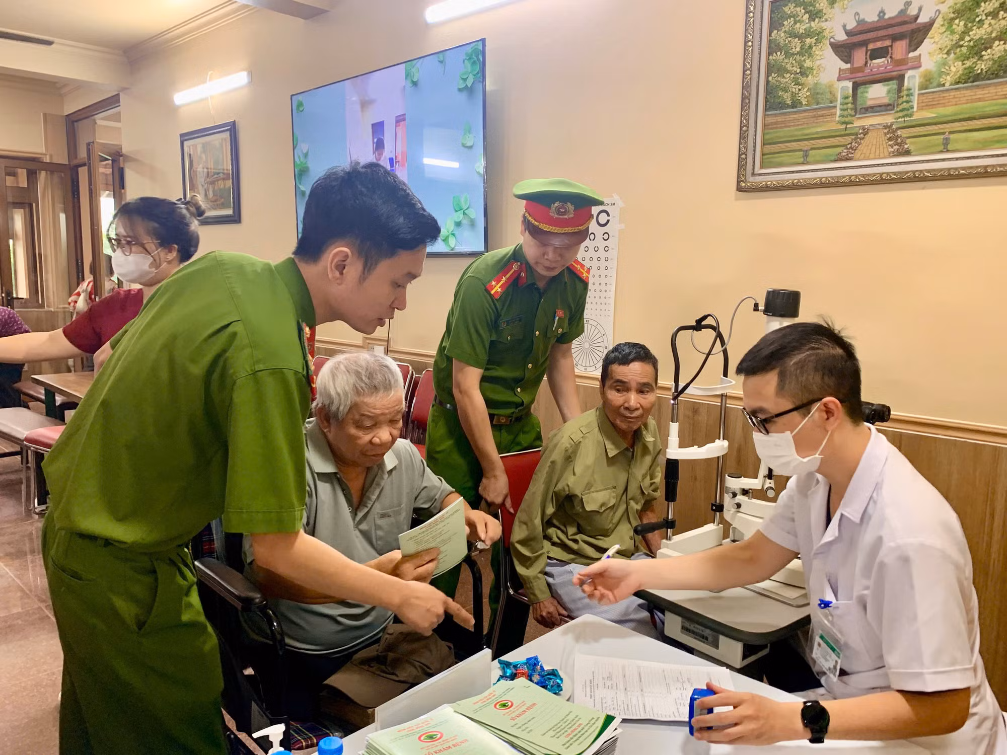Hàng trăm người có công, gia đình chính sách xã Yên Bài được khám bệnh miễn phí -0