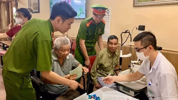 Hàng trăm người có công, gia đình chính sách xã Yên Bài được khám bệnh miễn phí