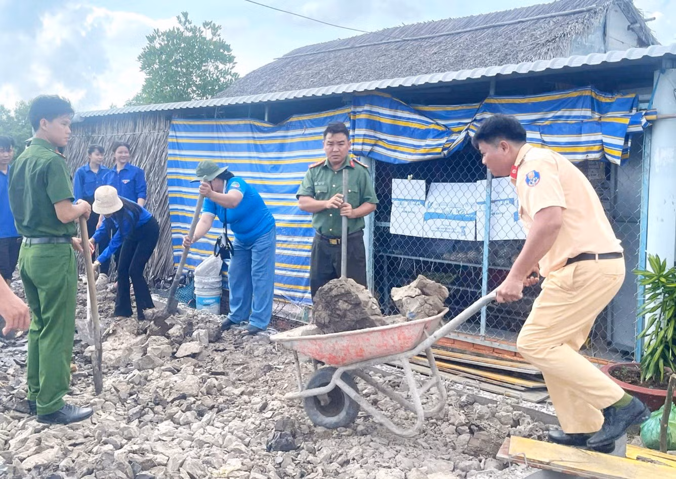 Công an Cà Mau “vượt nắng, thắng mưa” xây dựng nhà tình nghĩa -0