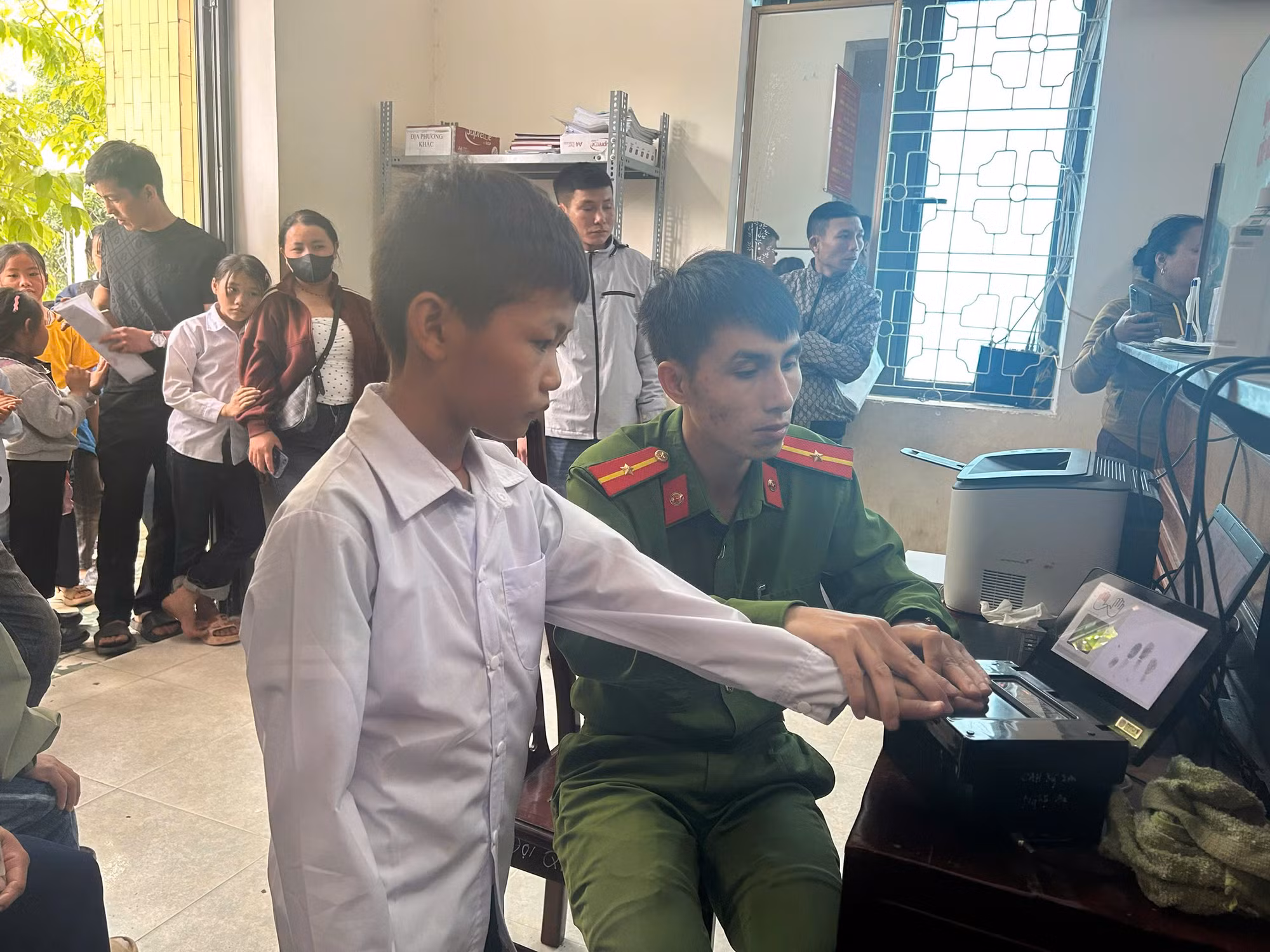 Công an Nghệ An xuyên lễ cấp căn cước và định danh điện tử cho trẻ em -0