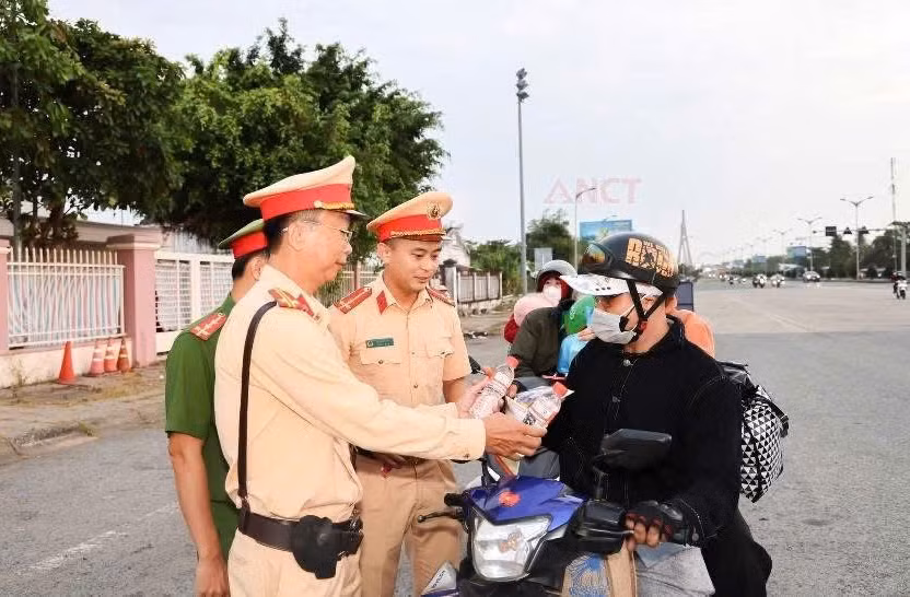 Những cán bộ, chiến sĩ không có ngày nghỉ -0