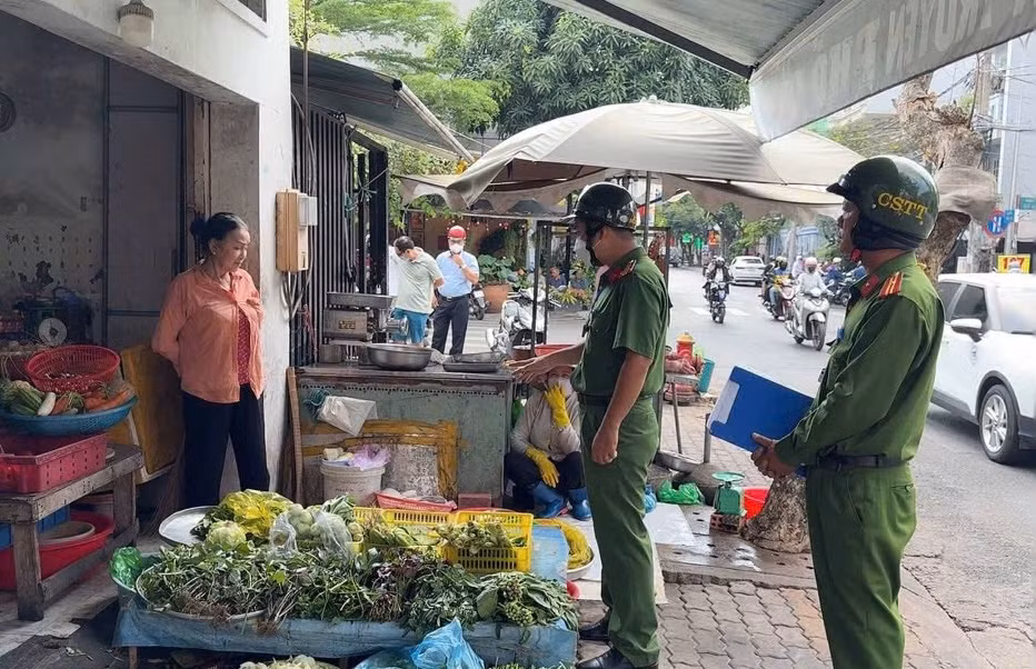 TP Hồ Chí Minh “chuyển đổi sinh kế” để người bán hàng không phải bám víu vào vỉa hè -0