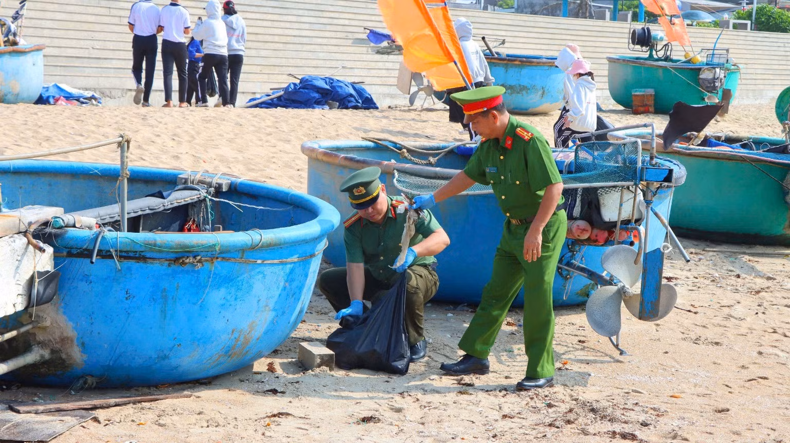 TP Hồ Chí Minh: Đồng loạt ra quân cao điểm bóc xóa quảng cáo sai quy định -1