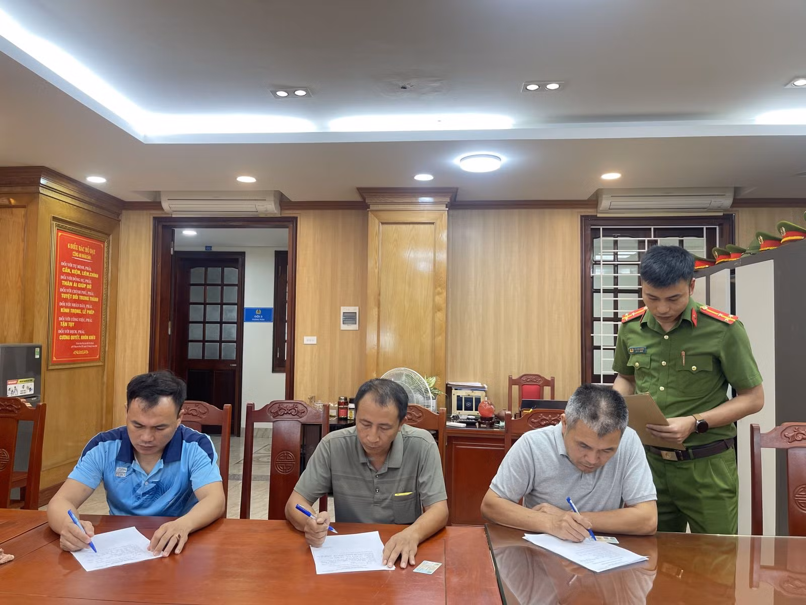 Khởi tố vụ 3 đối tượng khai thác đất trái phép -0