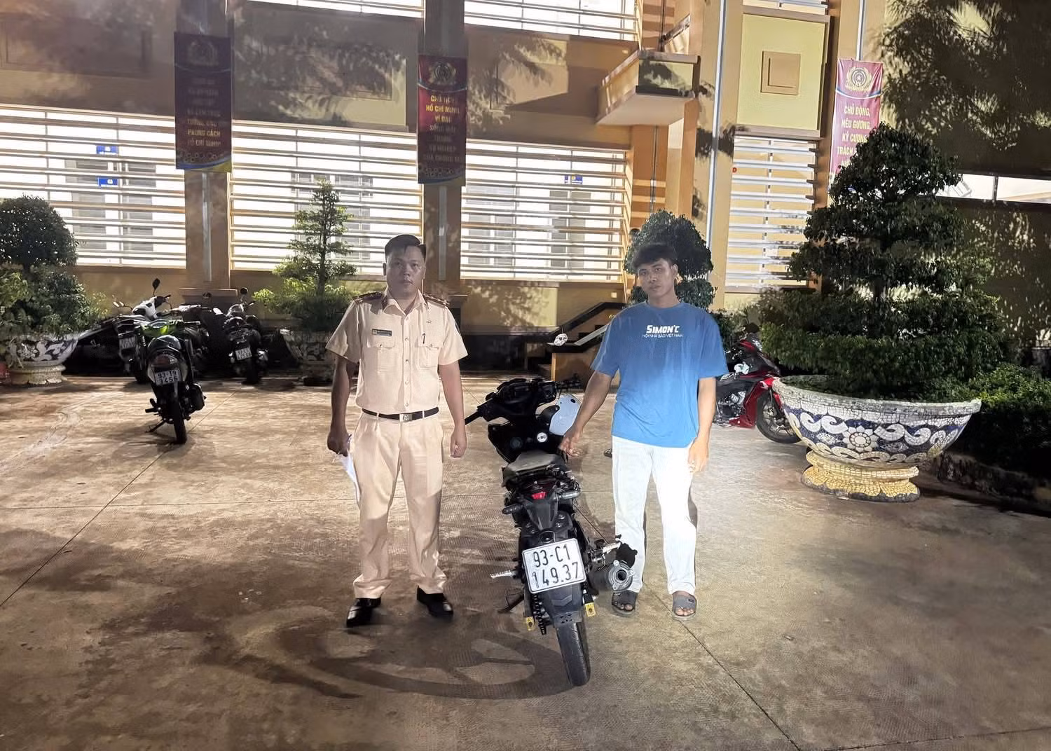 Nhóm thanh niên “bốc đầu” để câu view trên mạng xã hội -0
