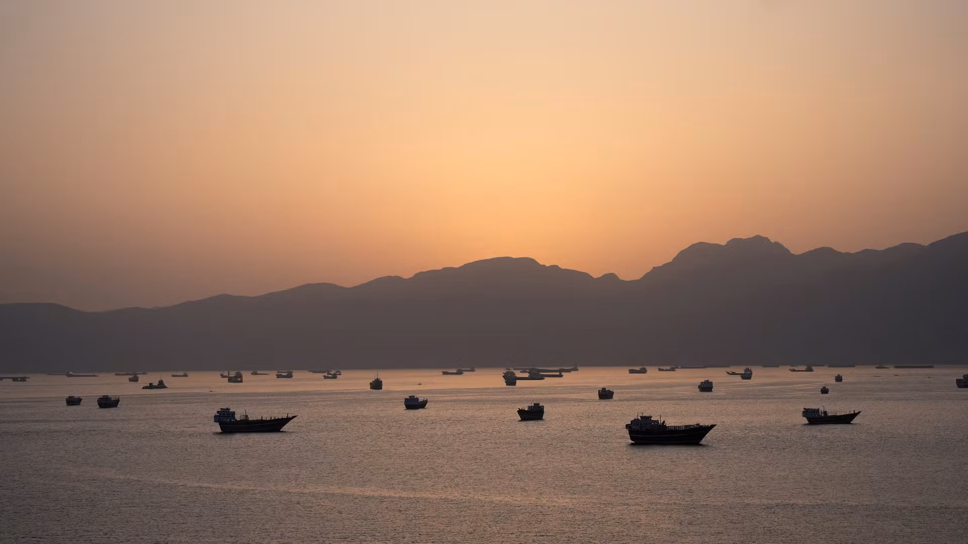 Mỹ tuyên bố chiến dịch giải cứu thuyền mắc kẹt tại eo biển Hormuz -0