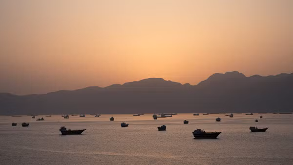 Mỹ tuyên bố chiến dịch giải cứu tàu mắc kẹt tại eo biển Hormuz