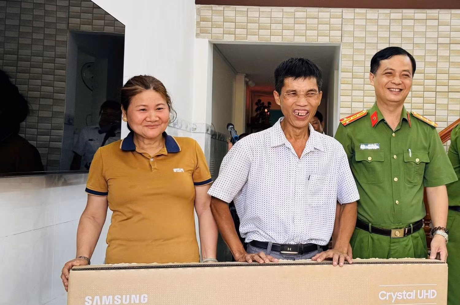 Cụm thi đua số 2 - Khối các trường CAND tặng ngôi nhà “Đại đoàn kết” cho gia đình chính sách -0