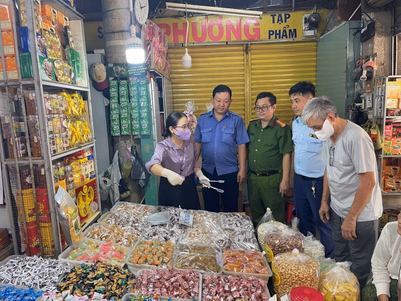 TP Hồ Chí Minh quyết liệt truy quét thực phẩm không rõ nguồn gốc -0