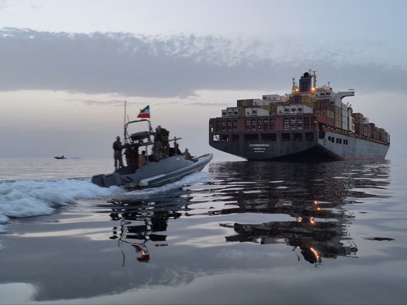 Iran áp luật mới với eo biển Hormuz -0