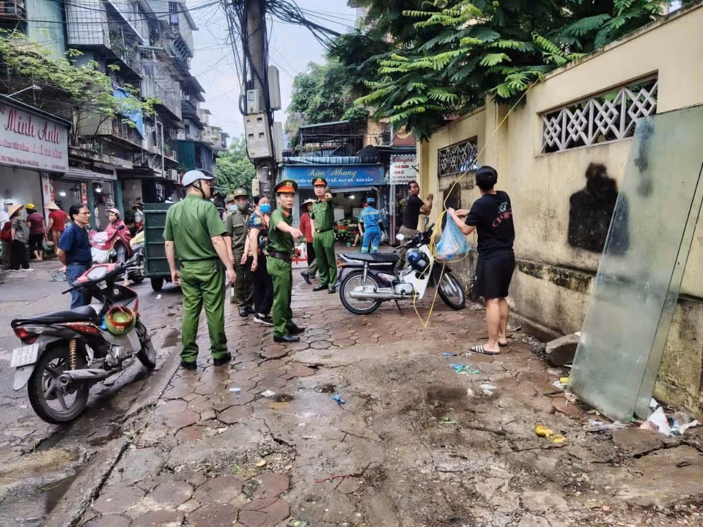 Mạnh tay xử lý chợ tạm, “chợ cóc” quanh chợ Thành Công -0