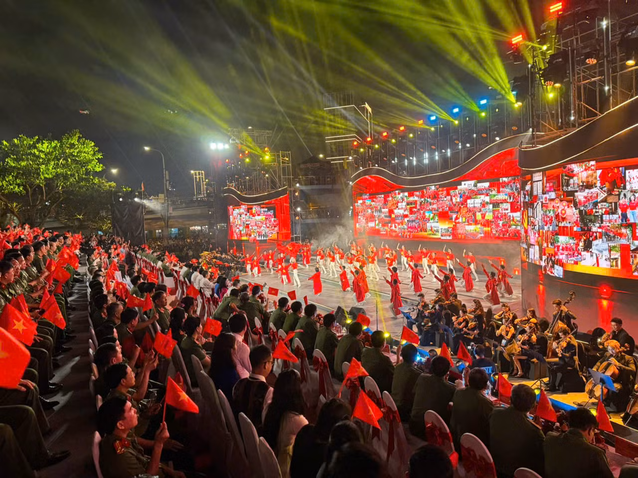 Gala “Tổ quốc bình yên” - Bản hùng ca vang lên trên dòng sông Hàn -1