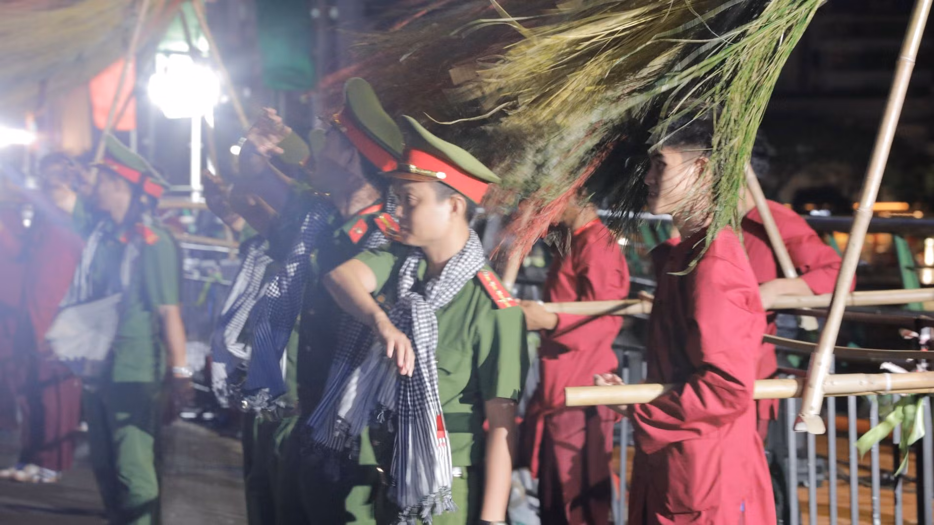 Hợp luyện cho Gala “Tổ quốc bình yên”: Khi nghệ thuật mang dáng hình người chiến sĩ -2