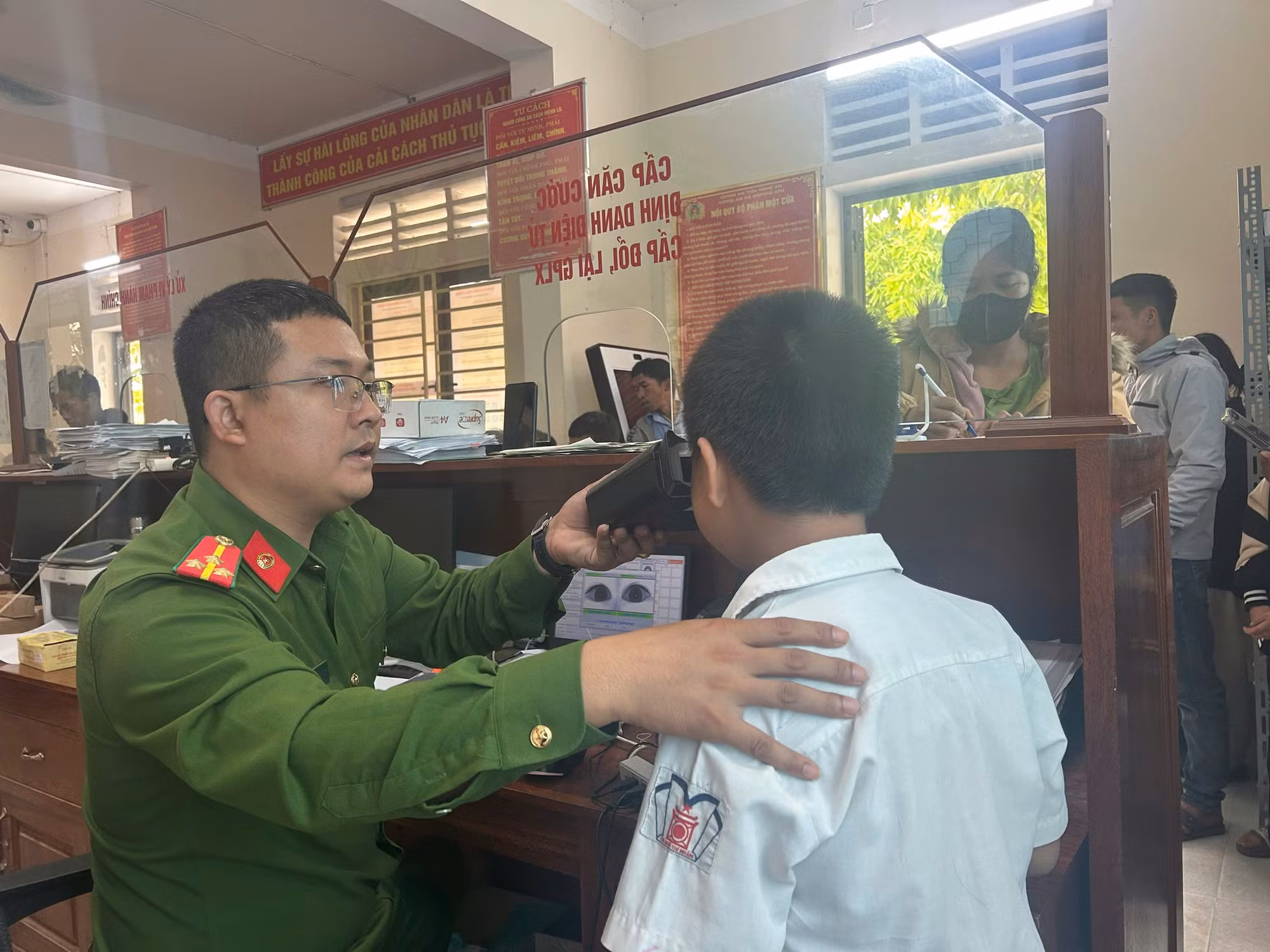 Công an Nghệ An xuyên lễ cấp căn cước và định danh điện tử cho trẻ em -1