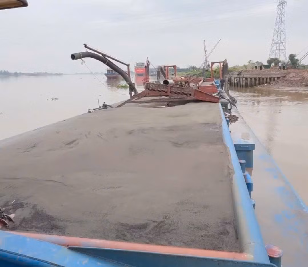 Công an tỉnh Ninh Bình tìm chủ của chiếc tàu khai thác cát trái phép trên sông Hồng -0