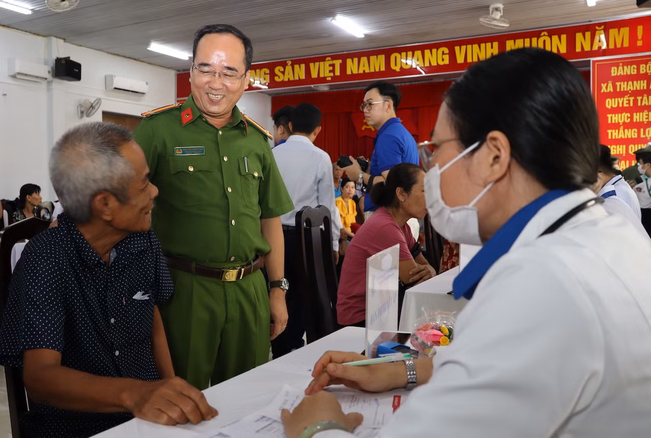 Công an TP Cần Thơ tổ chức khám bệnh, cấp phát thuốc miễn phí vùng đồng bào công giáo -1