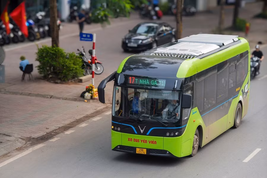 Hà Nội tiếp tục đưa vào hoạt động 53 xe buýt điện trên ba tuyến buýt -0