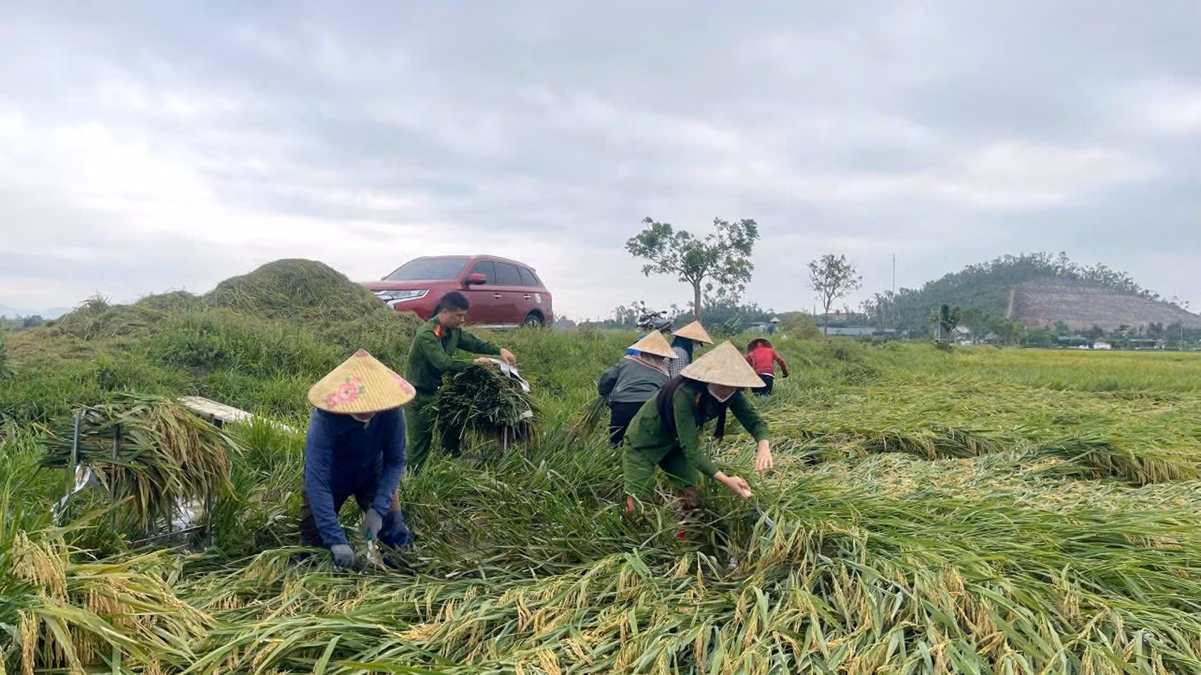 Lực lượng Công an dầm mình giúp dân khắc phục hậu quả giông lốc -0