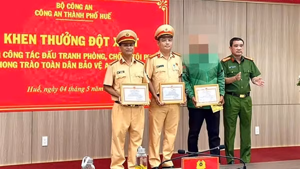 Khen thưởng tài xế Grab và 2 CSGT truy bắt kẻ trộm