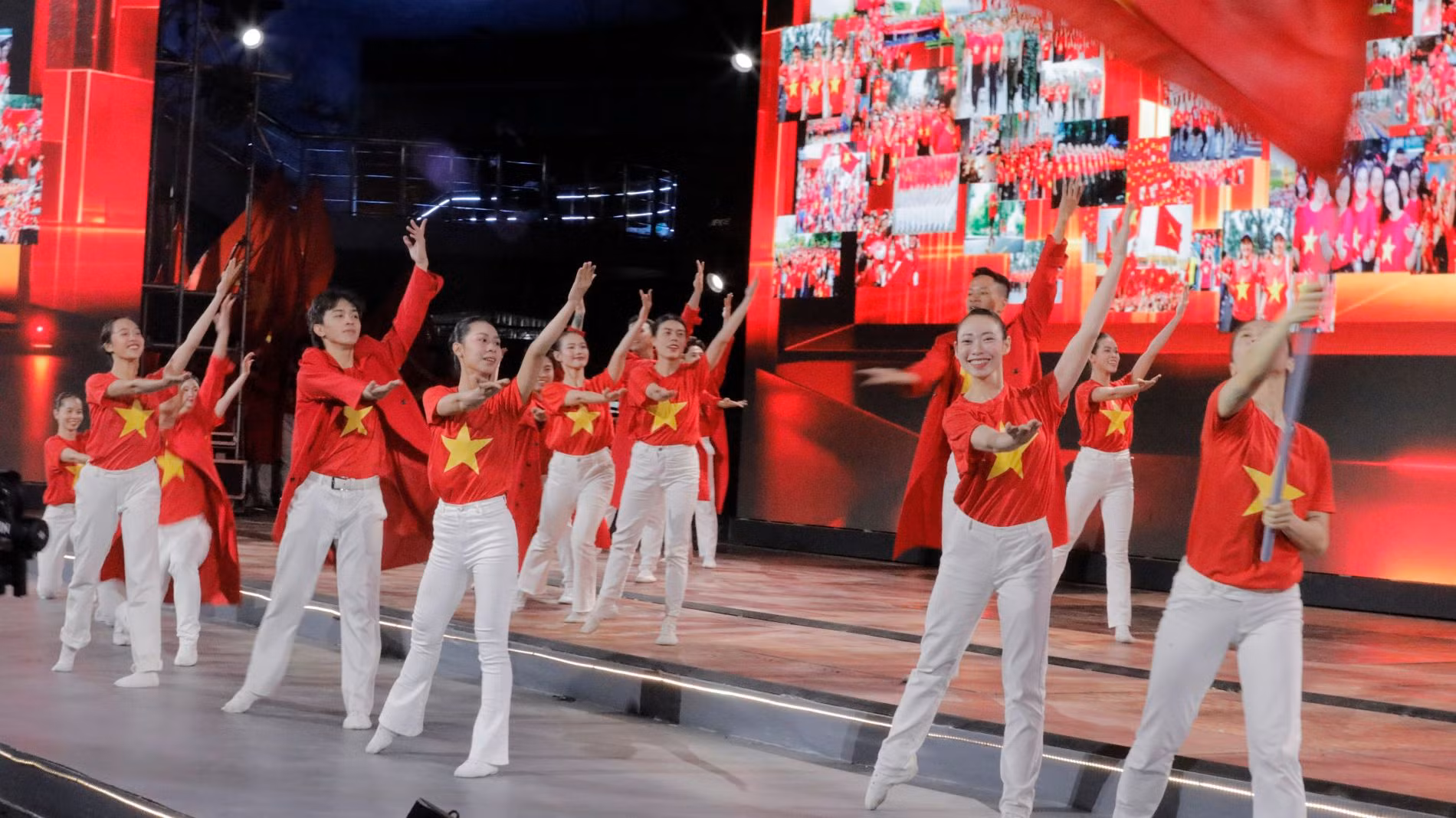 Hợp luyện cho Gala “Tổ quốc bình yên”: Khi nghệ thuật mang dáng hình người chiến sĩ -4