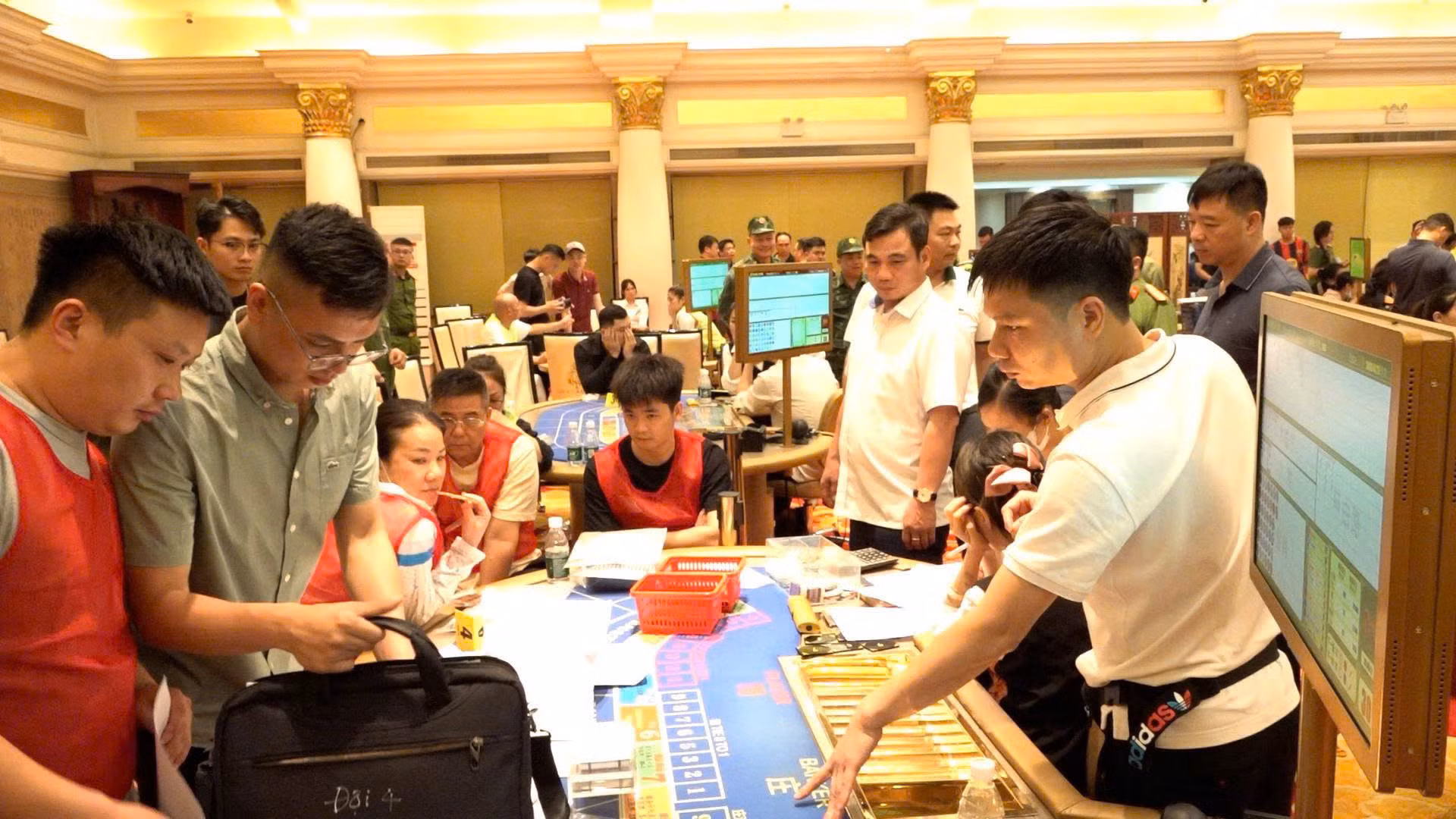 Triệt phá tụ điểm tổ chức đánh bạc và đánh bạc quy mô “khủng” núp bóng doanh nghiệp tại khu vực biên giới Lạng Sơn -0