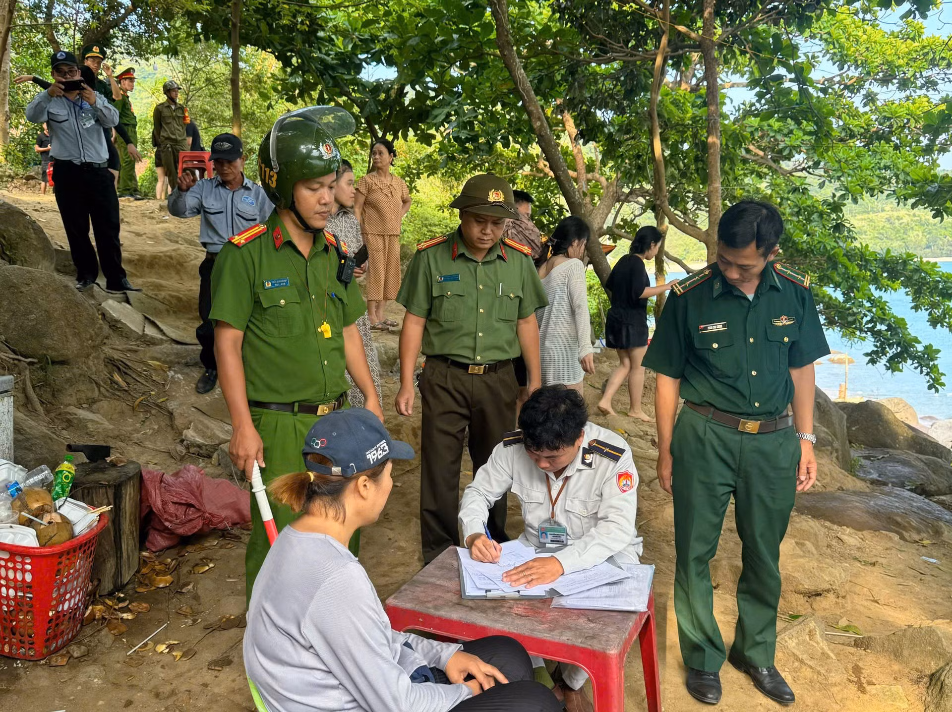 Bãi biển ven Bán đảo Sơn Trà “oằn mình” vì du lịch chui: Nhếch nhác, tiềm ẩn hiểm họa môi trường biển -1