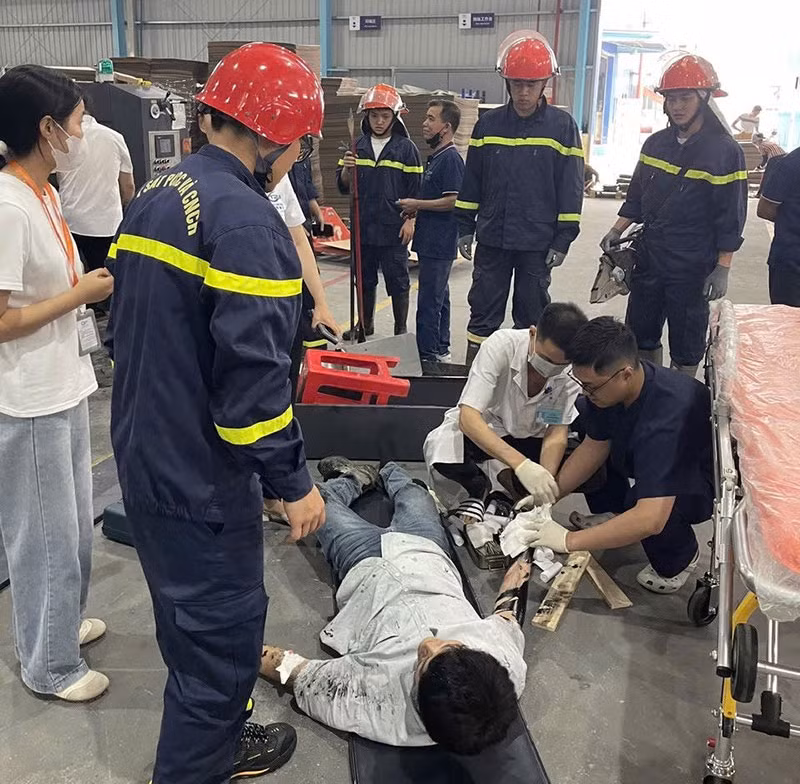 Kịp thời cứu nạn công nhân mắc kẹt trong máy sản xuất ở Bắc Ninh -0