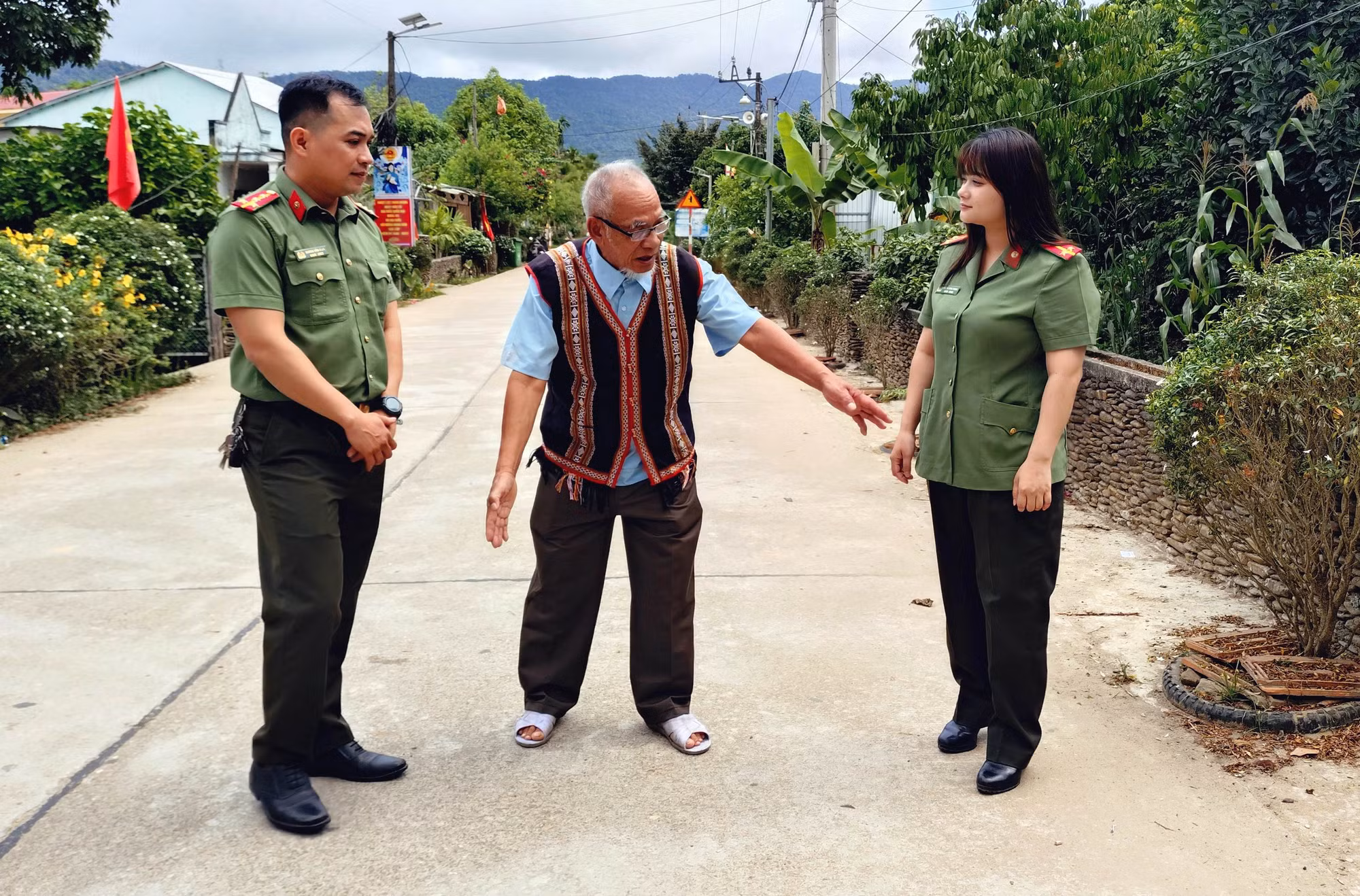 Đinh Văn Thép - Già làng Cơtu uy tín bên dốc Kiền -0