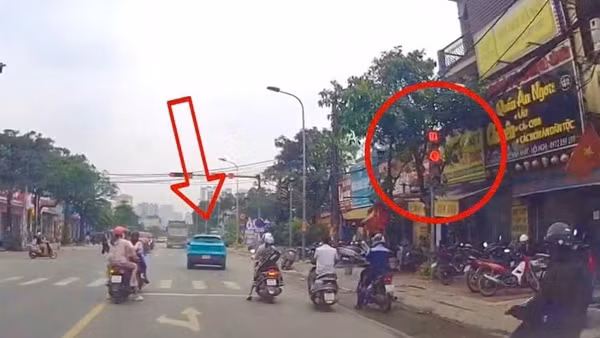 Người dân ghi hình báo CSGT, tài xế taxi vượt đèn đỏ bị phạt 19 triệu đồng