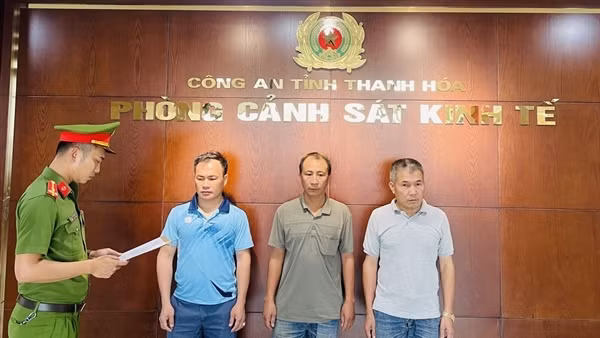Khởi tố 3 đối tượng khai thác đất trái phép