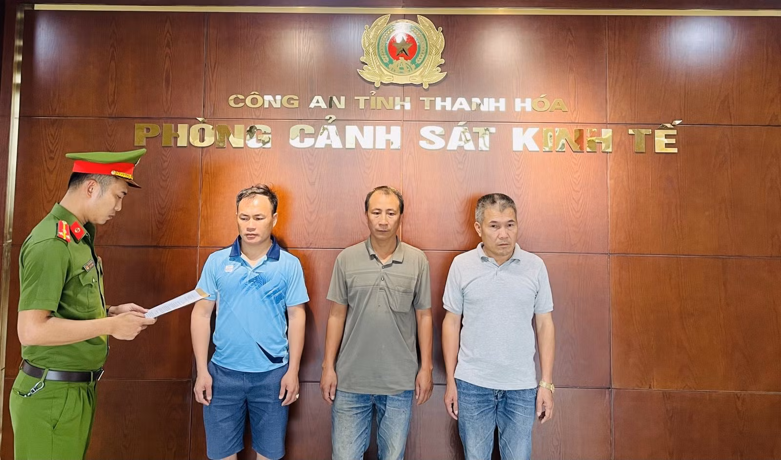 Khởi tố vụ 3 đối tượng khai thác đất trái phép -0